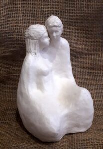 Gli innamorati: refrattario patinato, h. cm. 20