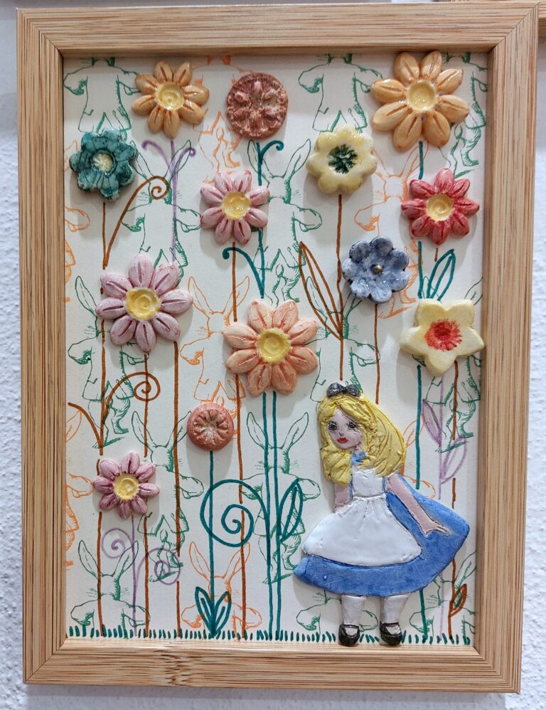 Alice nel giardino delle meraviglie, terracotta invetriata e patinata a cera, cm. 19x14