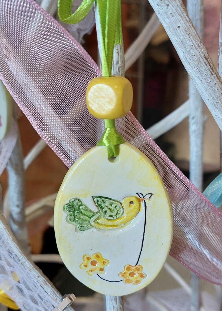 Uccellino primaverile giallo